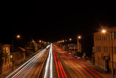 夜间道路上汽车的延时摄影